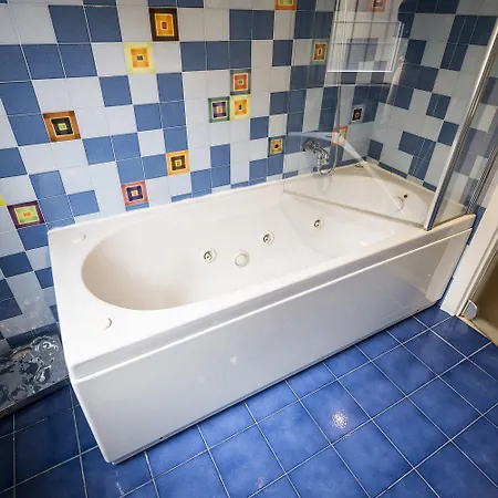 Emporio Nocleg ze śniadaniem 3*
